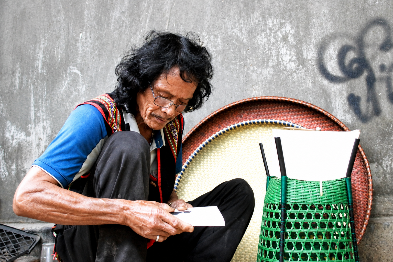 Bao năm qua, Nghệ nhân A Pơr vẫn luôn miệt mài với nghề đan lát truyền thống. Bao năm qua, Nghệ nhân A Pơr vẫn luôn miệt mài với nghề đan lát truyền thống.