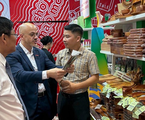 dua san pham ocop dac san vung mien vao he thong central retail