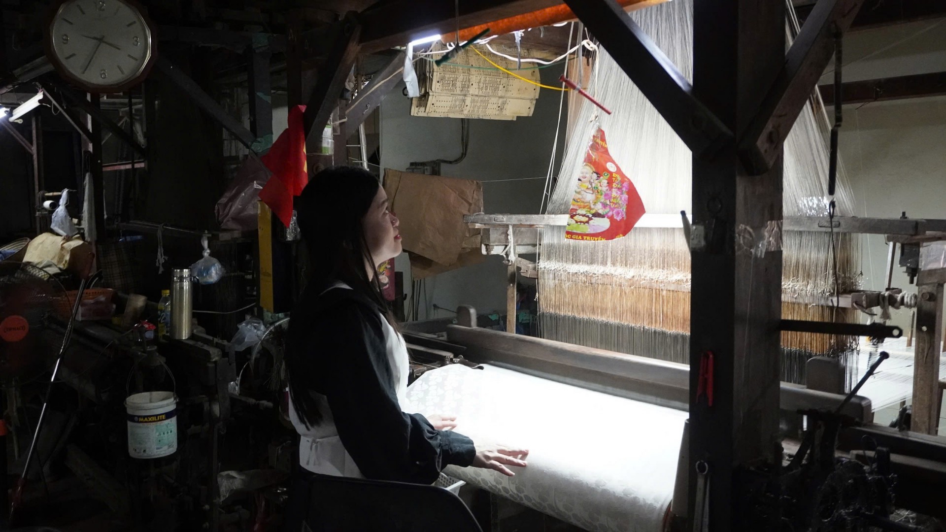 Khung cửi truyền thống vẫn đều đặn hoạt động tại làng lụa Vạn Phúc, góp phần lưu giữ giá trị của nghề dệt lụa hơn một nghìn năm tuổi. Ảnh: PV. Khung cửi truyền thống vẫn đều đặn hoạt động tại làng lụa Vạn Phúc, góp phần lưu giữ giá trị của nghề dệt lụa hơn một nghìn năm tuổi. Ảnh: PV.