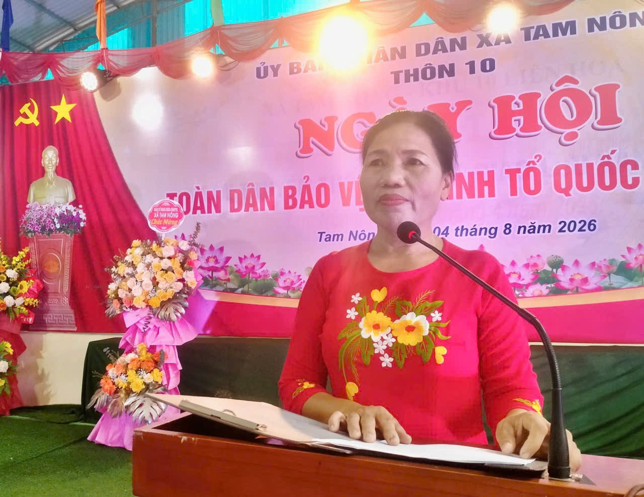 Bà Lê Thị Hường, Phó Bí thư Chi bộ, Trưởng thôn 10 trình bày báo cáo kết quả phong trào toàn dân bảo vệ ANTQ. Bà Lê Thị Hường, Phó Bí thư Chi bộ, Trưởng thôn 10 trình bày báo cáo kết quả phong trào toàn dân bảo vệ ANTQ.
