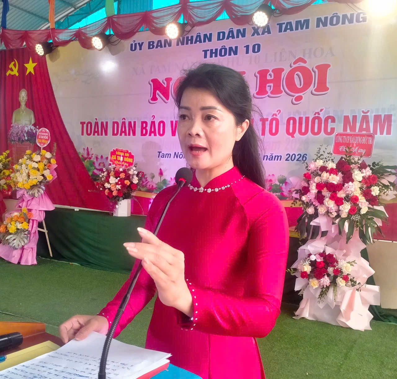 Bà Lê Thị Thanh Tâm, Trưởng phòng Văn hóa xã Tam Nông công bố quyết định khen thưởng. Bà Lê Thị Thanh Tâm, Trưởng phòng Văn hóa xã Tam Nông công bố quyết định khen thưởng.