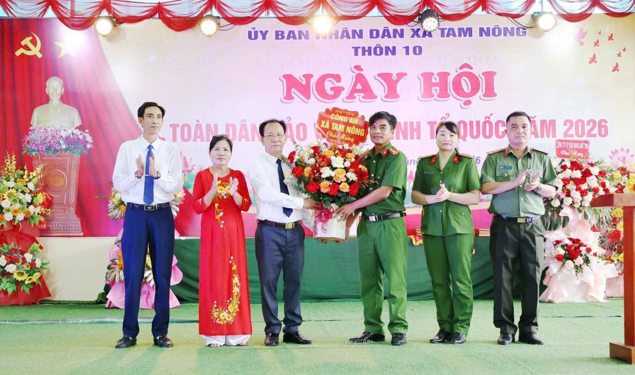 Lãnh đạo Đảng ủy, HĐND, UBND, Ủy ban MTTQ Việt Nam xã Tam Nông tặng hoa chúc mừng Thôn 10. Lãnh đạo Đảng ủy, HĐND, UBND, Ủy ban MTTQ Việt Nam xã Tam Nông tặng hoa chúc mừng Thôn 10.