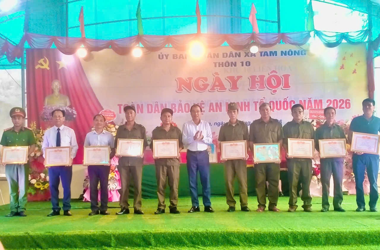 Ban Chỉ huy Công an xã Tam Nông tặng hoa chúc mừng Ban Chi ủy và lãnh đạo Thôn 10. Ban Chỉ huy Công an xã Tam Nông tặng hoa chúc mừng Ban Chi ủy và lãnh đạo Thôn 10.