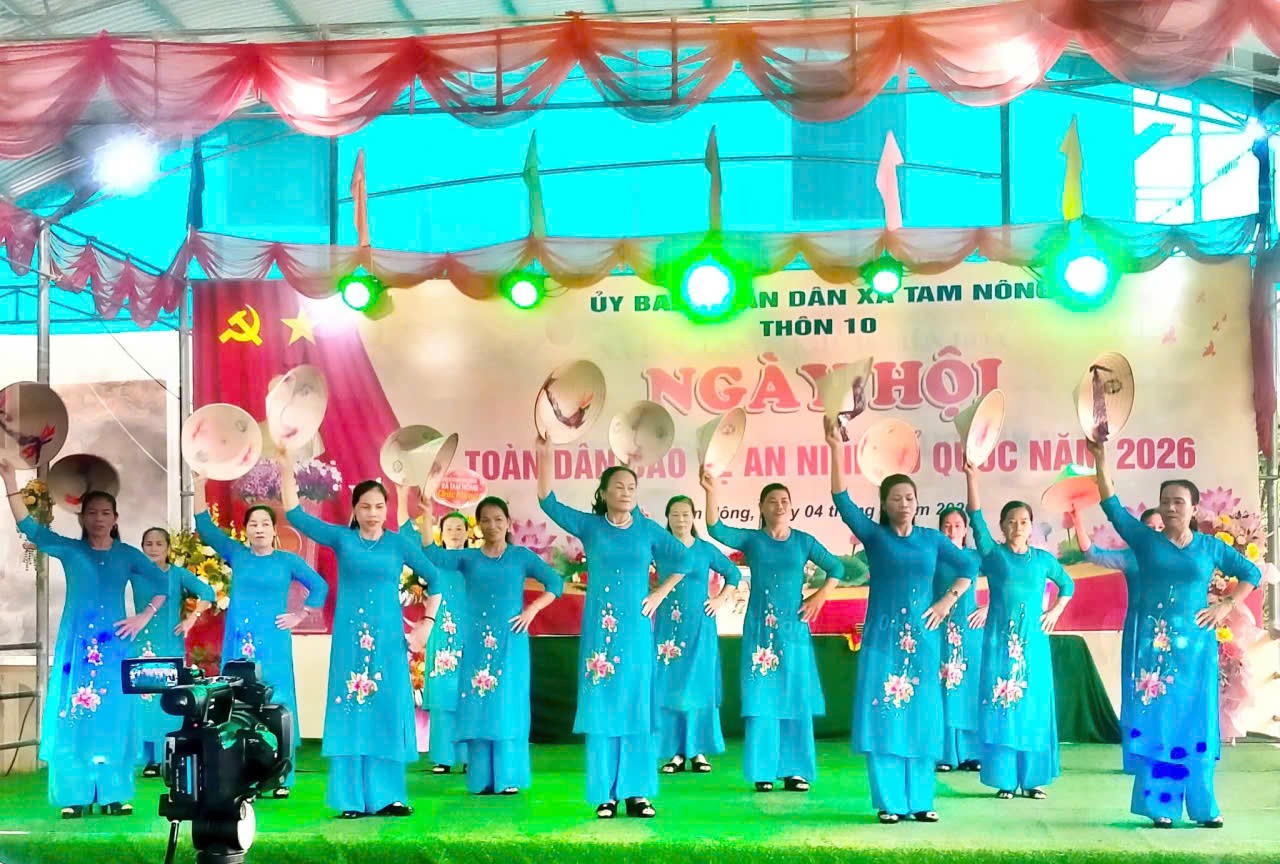 Tiết mục văn nghệ của Câu lạc bộ Phụ nữ Liên Hoa chào mừng Ngày hội toàn dân bảo vệ an ninh Tổ quốc. Tiết mục văn nghệ của Câu lạc bộ Phụ nữ Liên Hoa chào mừng Ngày hội toàn dân bảo vệ an ninh Tổ quốc.