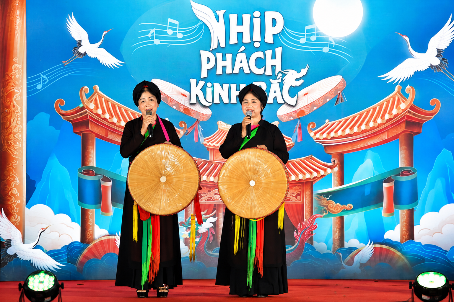 Nghệ nhân Ưu tú Nguyễn Thị Hài và Nghệ nhân Ưu tú Nguyễn Thị Sứ (làng Diềm, Bắc Ninh) cất lên những làn điệu quan họ cổ, mở đầu không gian nghệ thuật Dân ca Quan họ lan tỏa Nhịp phách Kinh Bắc