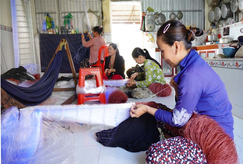 Nghề làm lưới xứ biển U Minh Sinh kế bền vững cho phụ nữ nông thôn Nghề làm lưới xứ biển U Minh Sinh kế bền vững cho phụ nữ nông thôn