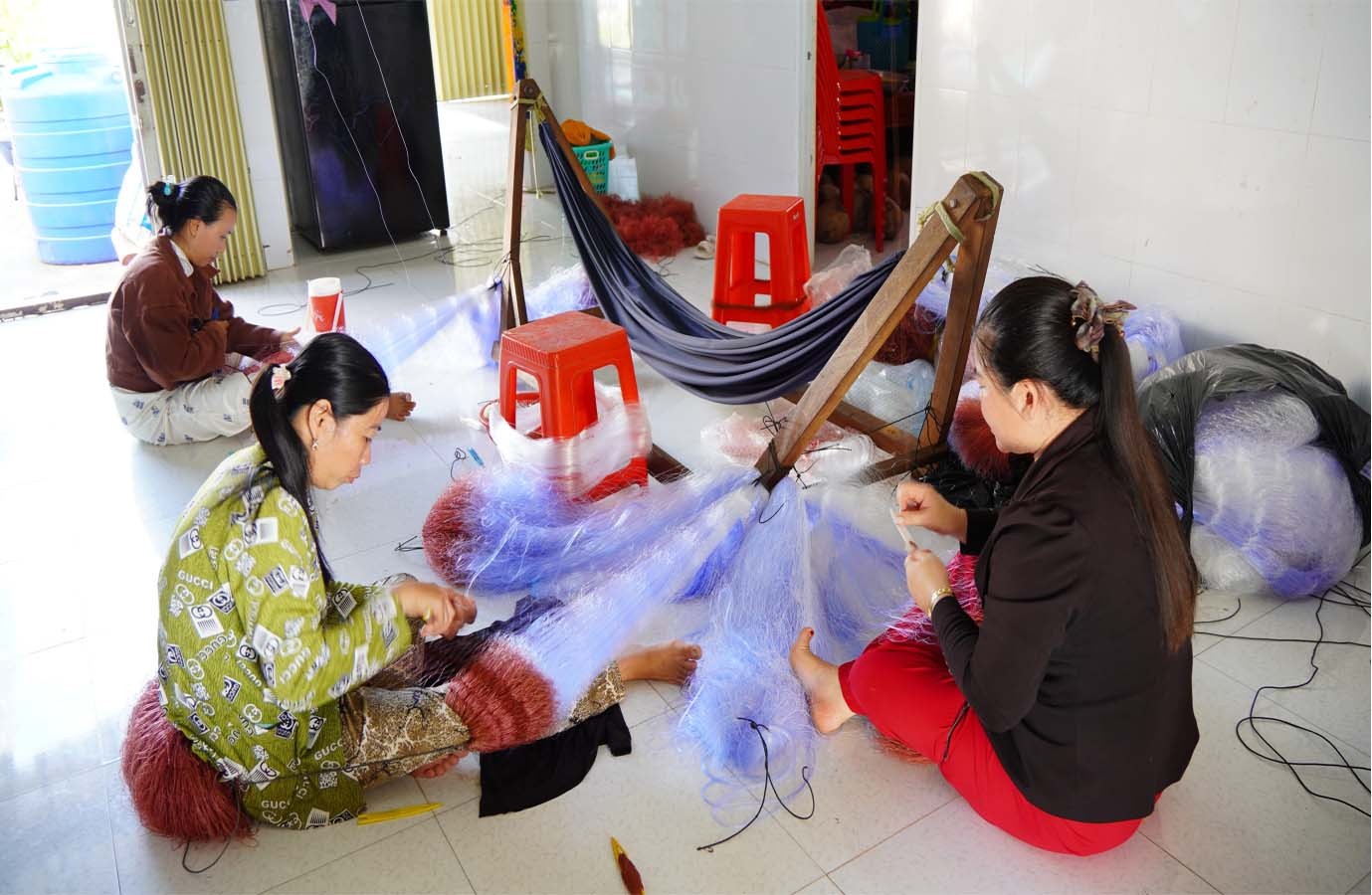 Nghề làm lưới xứ biển U Minh Sinh kế bền vững cho phụ nữ nông thôn Nghề làm lưới xứ biển U Minh Sinh kế bền vững cho phụ nữ nông thôn