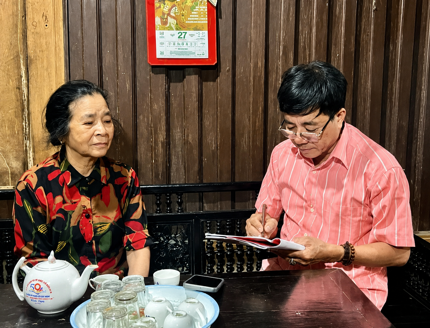 Cựu CAND Đinh Thi Cậy (Hải) và phóng viên Cựu CAND Đinh Thi Cậy (Hải) và phóng viên