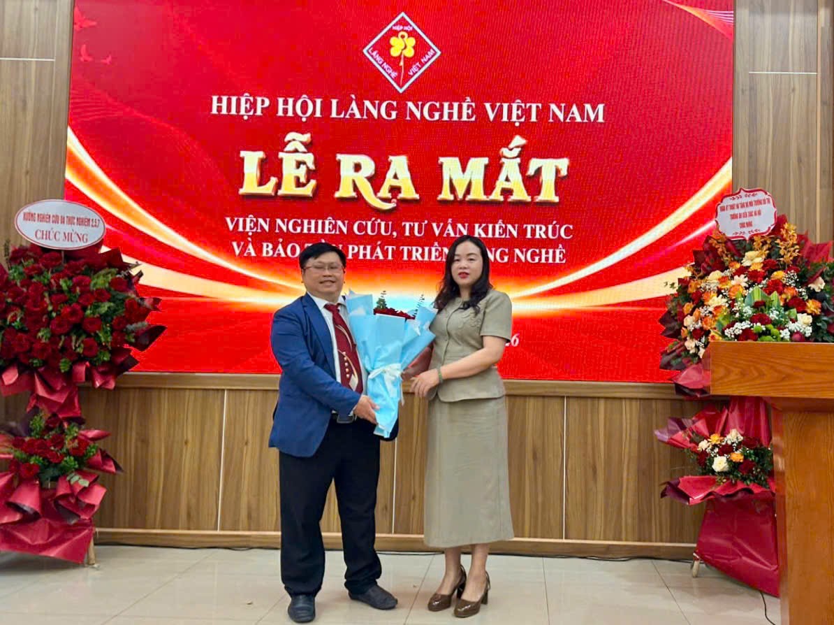 Bà Ma Thị Thu, Vụ Tổ chức phi chính phủ, tặng hoa chúc mừng Viện trưởng. Bà Ma Thị Thu, Vụ Tổ chức phi chính phủ, tặng hoa chúc mừng Viện trưởng.