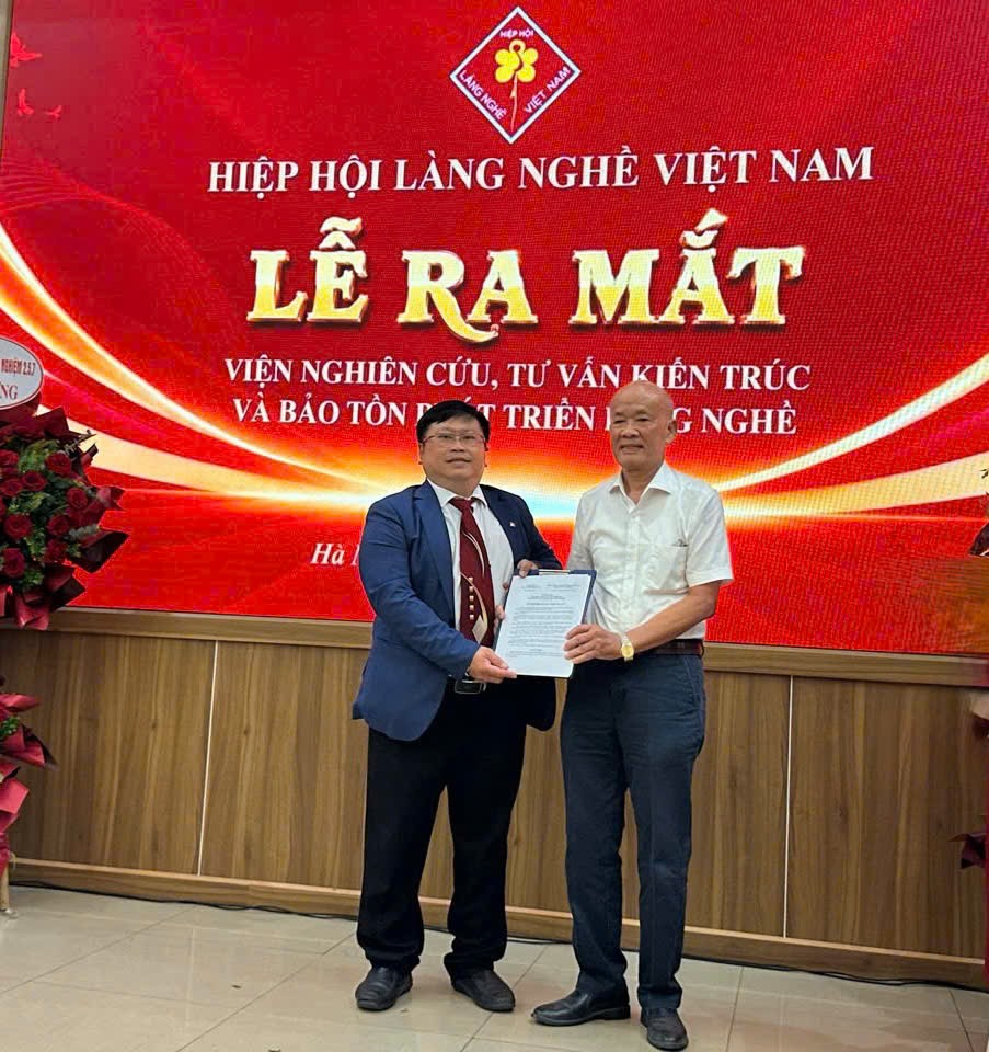 Ông Trịnh Quốc Đạt, Ủy viên Ủy ban Mặt trận Tổ quốc Việt Nam - Chủ tịch Hiệp hội Làng nghề Việt Nam trao quyết định cho Viện trưởng Viện Nghiên cứu, Tư vấn Kiến trúc và Bảo tồn phát triển Làng nghề Ông Trịnh Quốc Đạt, Ủy viên Ủy ban Mặt trận Tổ quốc Việt Nam - Chủ tịch Hiệp hội Làng nghề Việt Nam trao quyết định cho Viện trưởng Viện Nghiên cứu, Tư vấn Kiến trúc và Bảo tồn phát triển Làng nghề