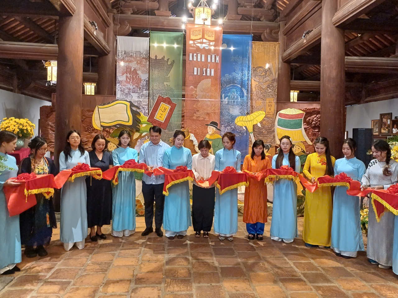 Các đại biểu cắt băng khai mạc triển lãm Các đại biểu cắt băng khai mạc triển lãm