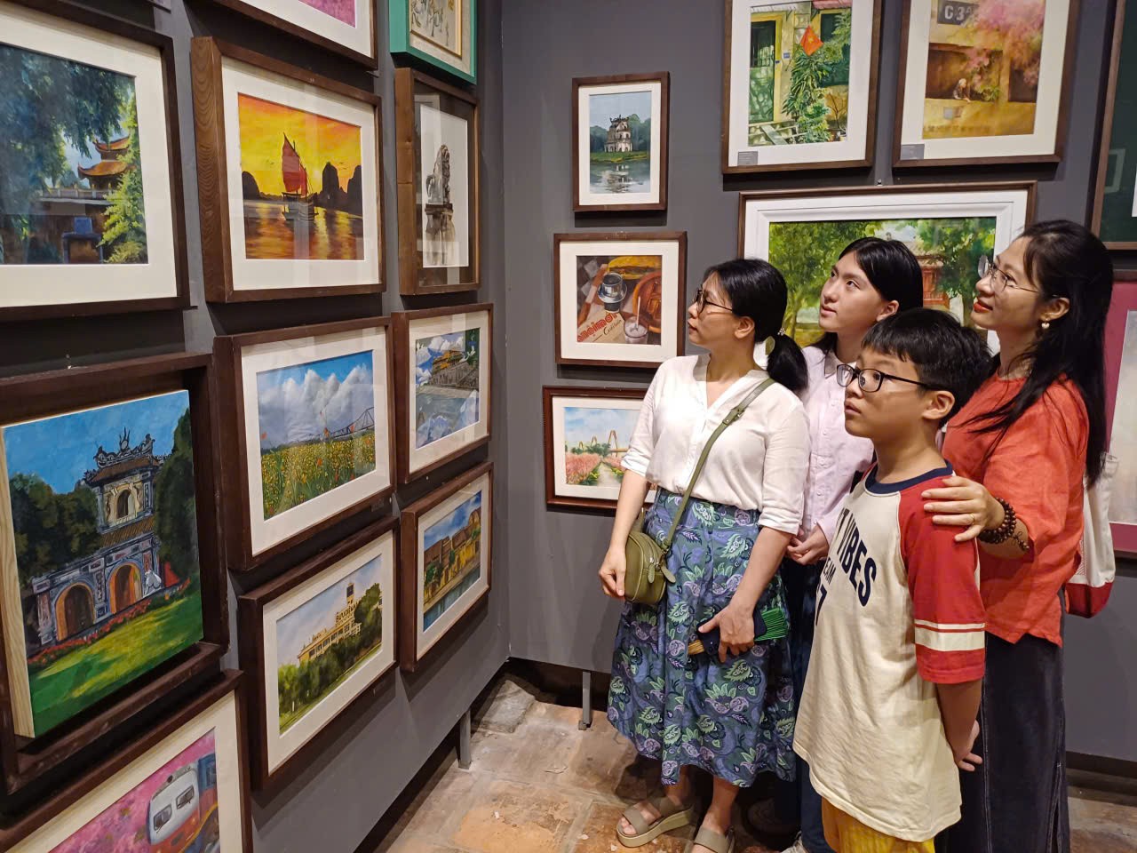 Khách tham quan triển lãm Khách tham quan triển lãm