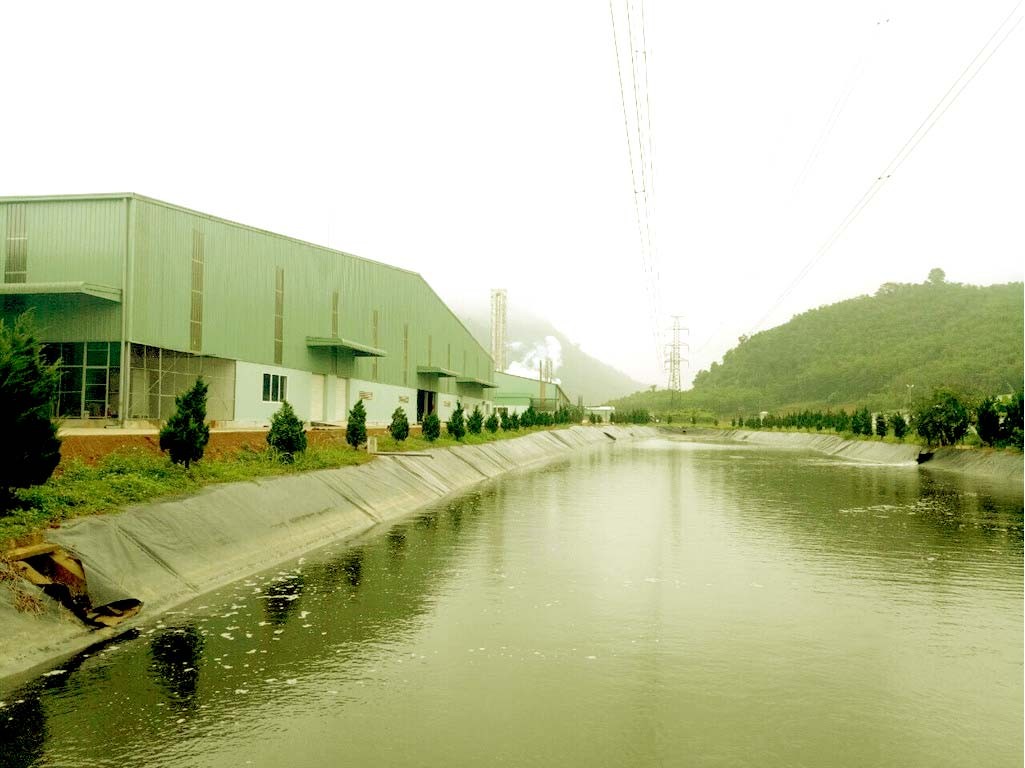 Thực tế cho thấy, doanh nghiệp Nghệ An không nhất thiết phải đầu tư lớn ngay từ đầu mà có thể bắt đầu bằng việc tối ưu hóa quy trình và tận dụng phụ phẩm sản xuất. Điển hình như Tập đoàn TH đã thành công trong việc biến chất thải chăn nuôi thành phân bón hữu cơ; Công ty Nông sản Hoa Sơn vận hành hệ thống khép kín tái sử dụng nước thải cho nhà máy và vùng nguyên liệu; hay các cơ sở chế biến gỗ và nông sản đã biến mùn cưa, vỏ bã thành viên nén sinh khối, thức ăn chăn nuôi giàu giá trị. Có thể khẳng định, chủ động chuyển đổi sang mô hình tuần hoàn dưới sự nâng đỡ của chương trình Khuyến công chính là giải pháp vàng giúp doanh nghiệp Nghệ An vừa giảm chi phí, bảo vệ môi trường, vừa tự tin tham gia sâu vào chuỗi cung ứng toàn cầu. Thực tế cho thấy, doanh nghiệp Nghệ An không nhất thiết phải đầu tư lớn ngay từ đầu mà có thể bắt đầu bằng việc tối ưu hóa quy trình và tận dụng phụ phẩm sản xuất. Điển hình như Tập đoàn TH đã thành công trong việc biến chất thải chăn nuôi thành phân bón hữu cơ; Công ty Nông sản Hoa Sơn vận hành hệ thống khép kín tái sử dụng nước thải cho nhà máy và vùng nguyên liệu; hay các cơ sở chế biến gỗ và nông sản đã biến mùn cưa, vỏ bã thành viên nén sinh khối, thức ăn chăn nuôi giàu giá trị. Có thể khẳng định, chủ động chuyển đổi sang mô hình tuần hoàn dưới sự nâng đỡ của chương trình Khuyến công chính là giải pháp vàng giúp doanh nghiệp Nghệ An vừa giảm chi phí, bảo vệ môi trường, vừa tự tin tham gia sâu vào chuỗi cung ứng toàn cầu.