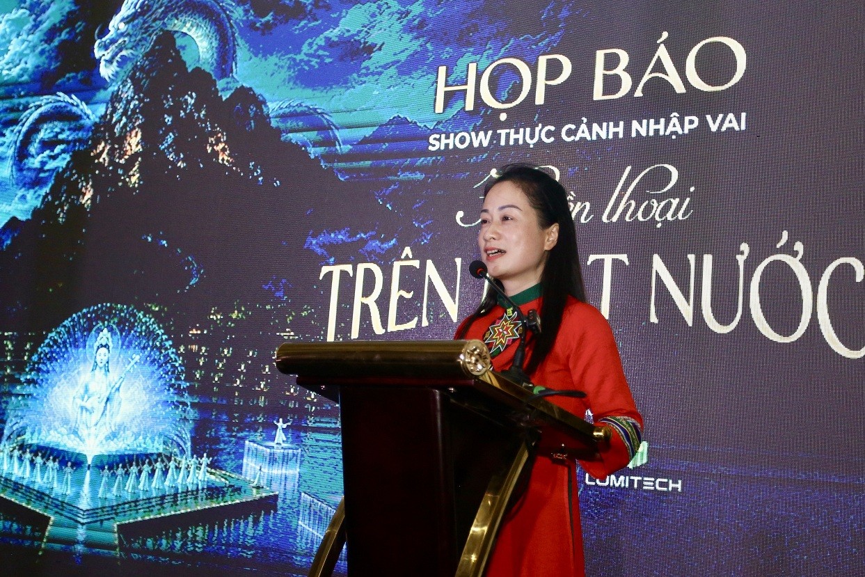 Chủ tịch UBND xã Nà Hang Bùi Thị Xuyên phát biểu Chủ tịch UBND xã Nà Hang Bùi Thị Xuyên phát biểu