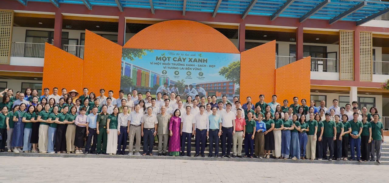 Các đại biểu tham dự chương trình “Trồng cây vì một tương lai xanh, bền vững” tại Trường THPT Trung Giã. Các đại biểu tham dự chương trình “Trồng cây vì một tương lai xanh, bền vững” tại Trường THPT Trung Giã.