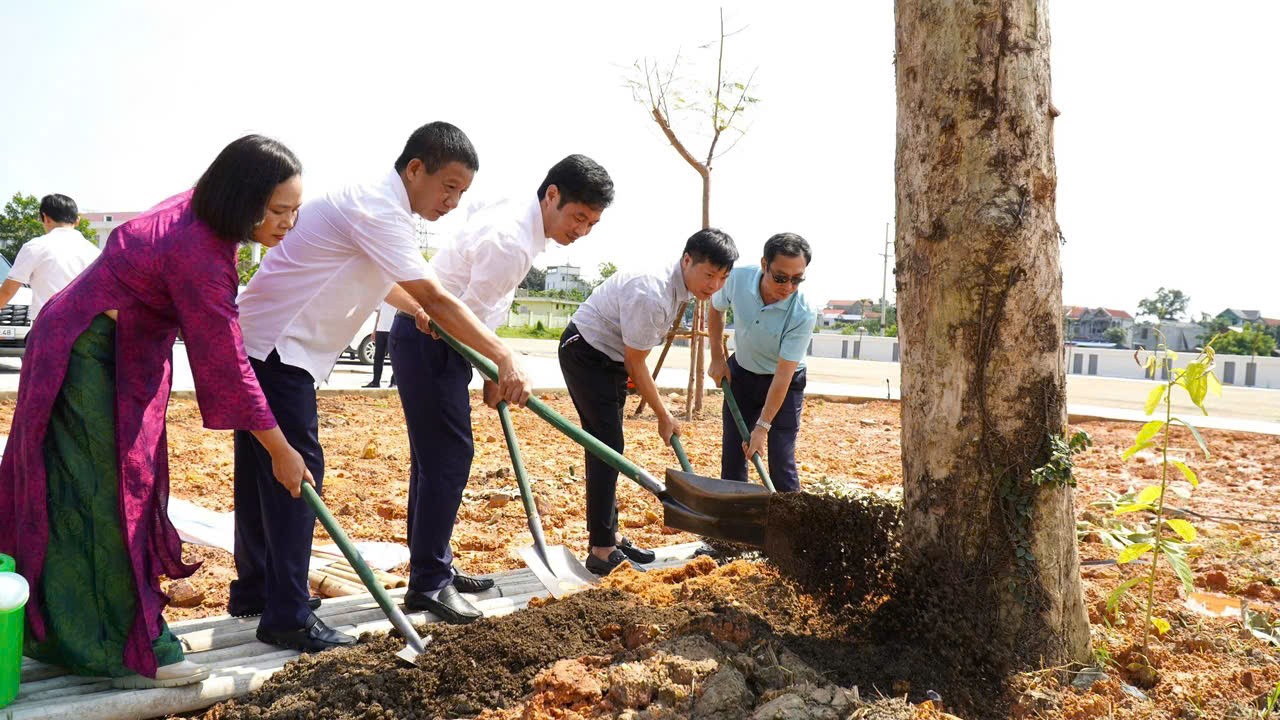 : Hoạt động trồng cây góp phần tạo cảnh quan xanh, sạch, đẹp tại khuôn viên mới của Trường THPT Trung Giã. : Hoạt động trồng cây góp phần tạo cảnh quan xanh, sạch, đẹp tại khuôn viên mới của Trường THPT Trung Giã.