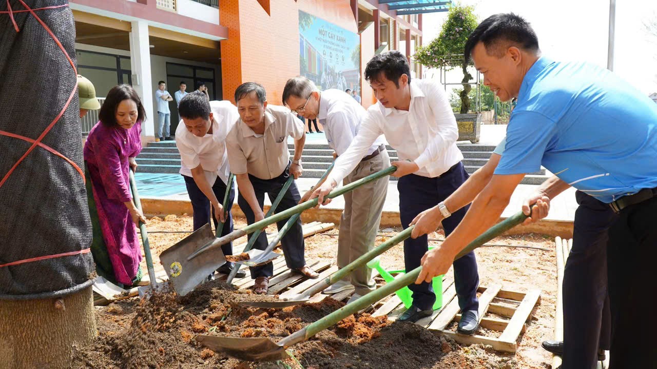 Trường THPT Trung Giã: Gieo mầm xanh, gắn kết các thế hệ vì tương lai bền vững Trường THPT Trung Giã: Gieo mầm xanh, gắn kết các thế hệ vì tương lai bền vững