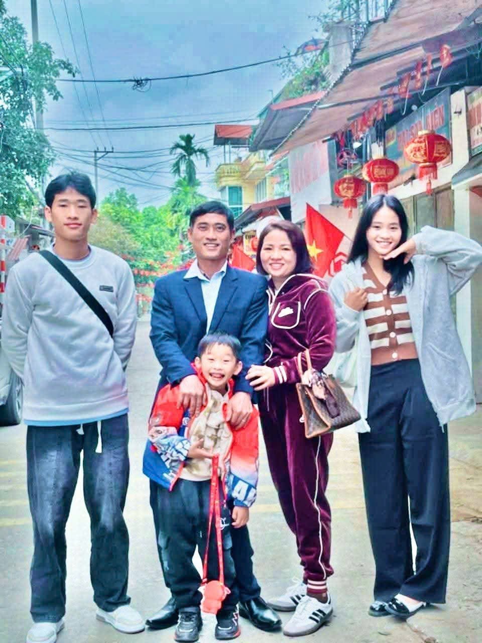 Vợ chồng anh Lê Chí Hiếu, chị Đặng Thị Huệ cùng các con.