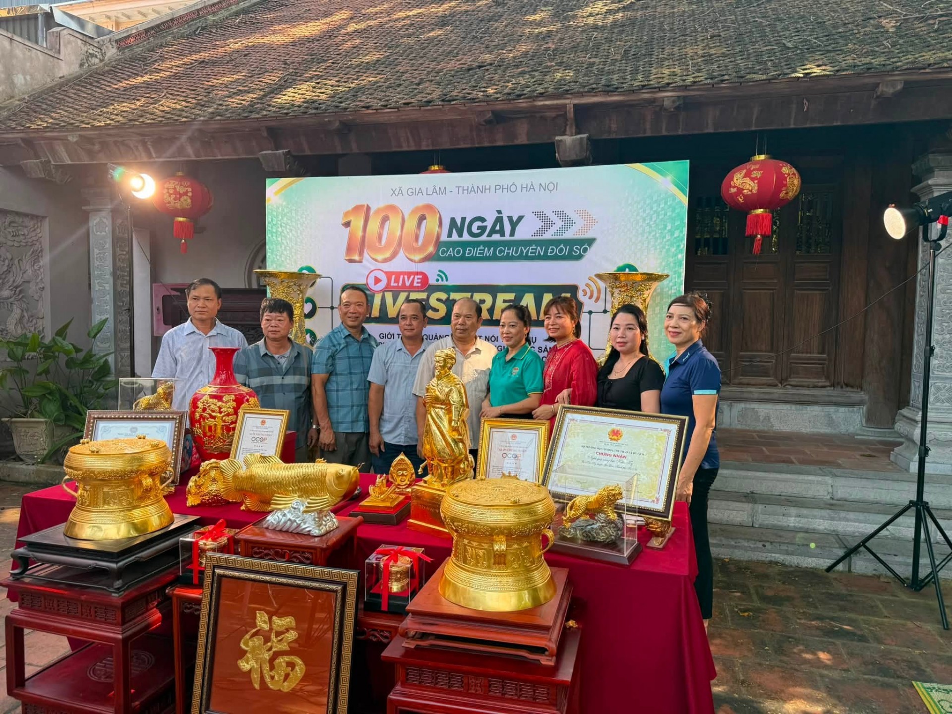 Các sản phẩm OCOP, sản phẩm làng nghề tiêu biểu của xã Gia Lâm được giới thiệu, quảng bá trong chương trình livestream hưởng ứng cao điểm “100 ngày thực hiện nhiệm vụ trọng tâm về chuyển đổi số”. Các sản phẩm OCOP, sản phẩm làng nghề tiêu biểu của xã Gia Lâm được giới thiệu, quảng bá trong chương trình livestream hưởng ứng cao điểm “100 ngày thực hiện nhiệm vụ trọng tâm về chuyển đổi số”.