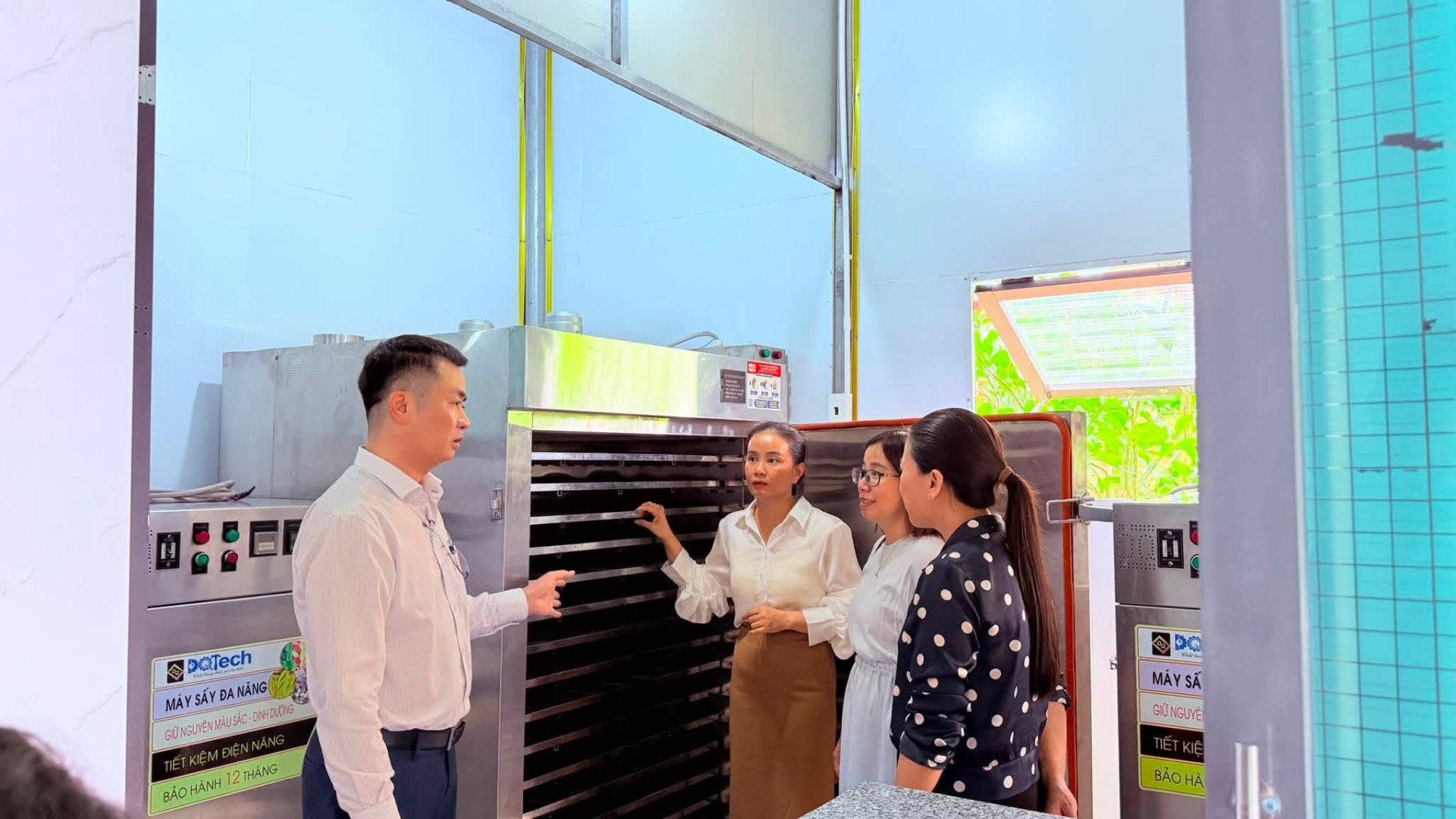 Thiết bị chế biến sản phẩm làm từ thịt được hỗ trợ tại Hộ kinh doanh Cửa hàng Y Phát (xã Sông Hinh).