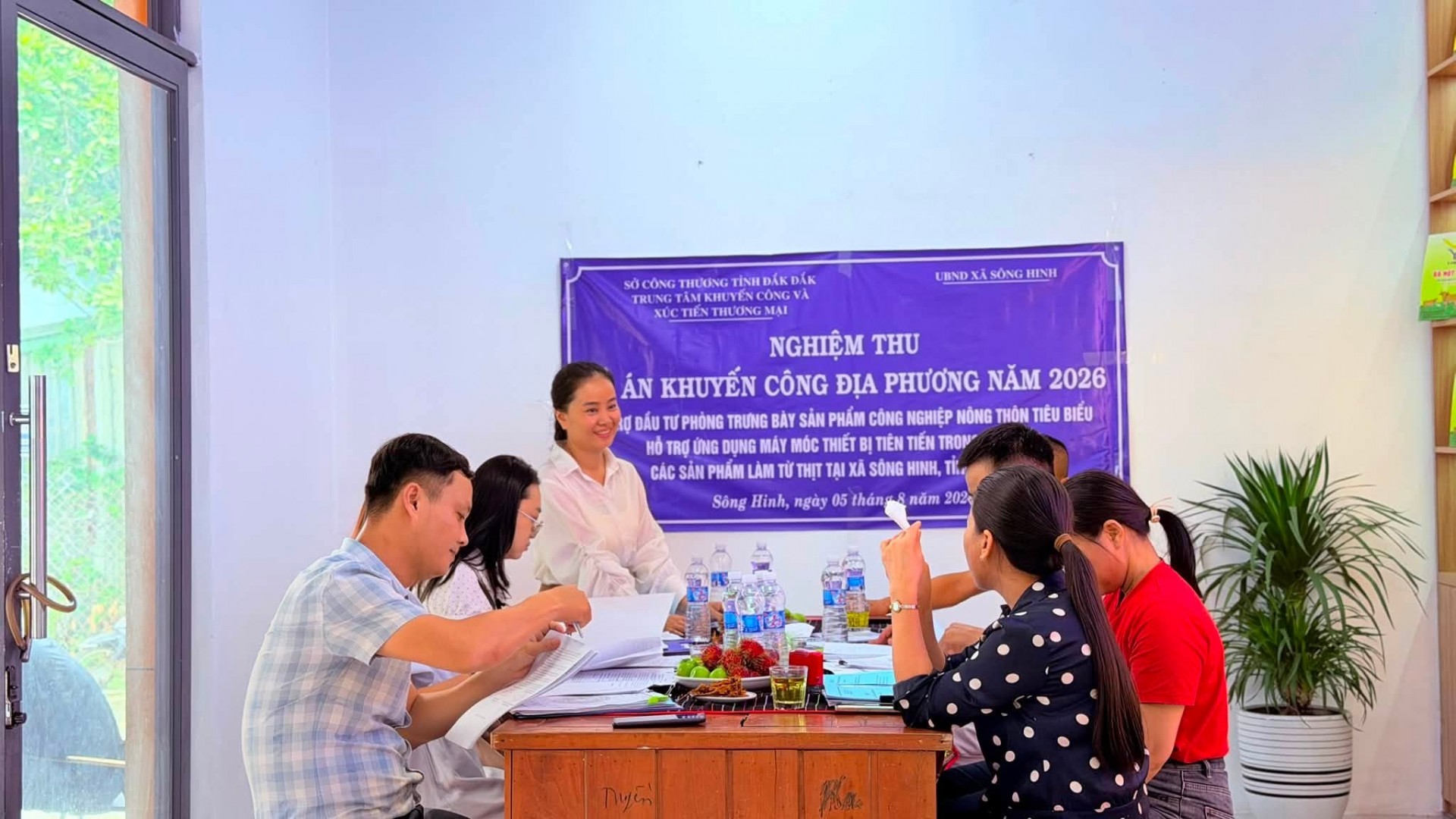 Đại diện Trung tâm Khuyến công và Xúc tiến Thương mại tỉnh Đắk Lắk phối hợp với địa phương và cơ sở sản xuất kiểm tra, nghiệm thu đề án khuyến công địa phương năm 2026 tại xã Sông Hinh.