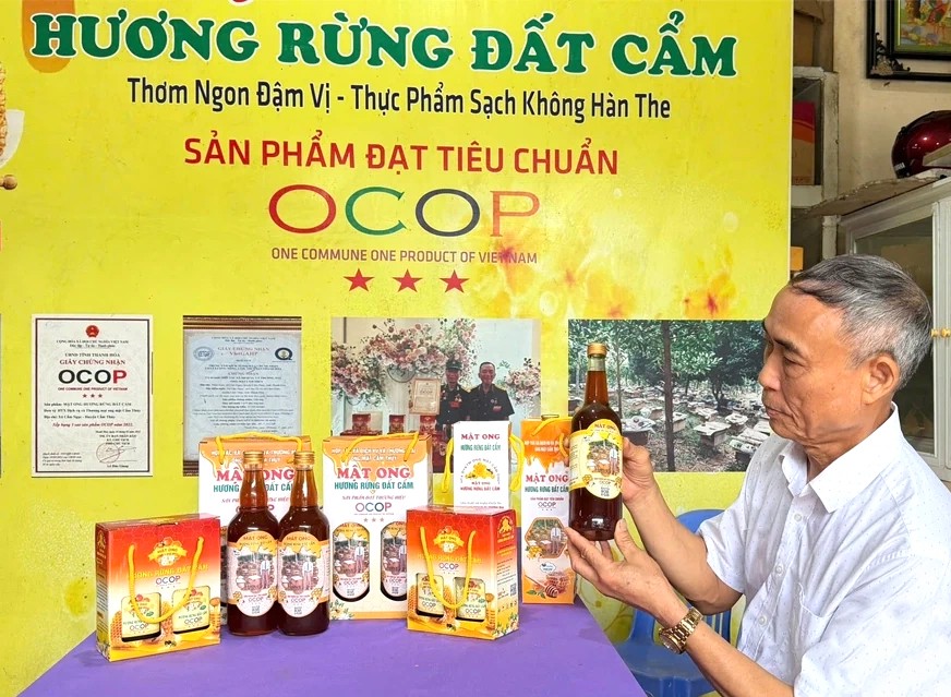 Sản phẩm mật ong “Hương rừng đất Cẩm” của HTX Dịch vụ và Thương mại ong mật Cẩm Thủy (xã Cẩm Thủy) Sản phẩm mật ong “Hương rừng đất Cẩm” của HTX Dịch vụ và Thương mại ong mật Cẩm Thủy (xã Cẩm Thủy)