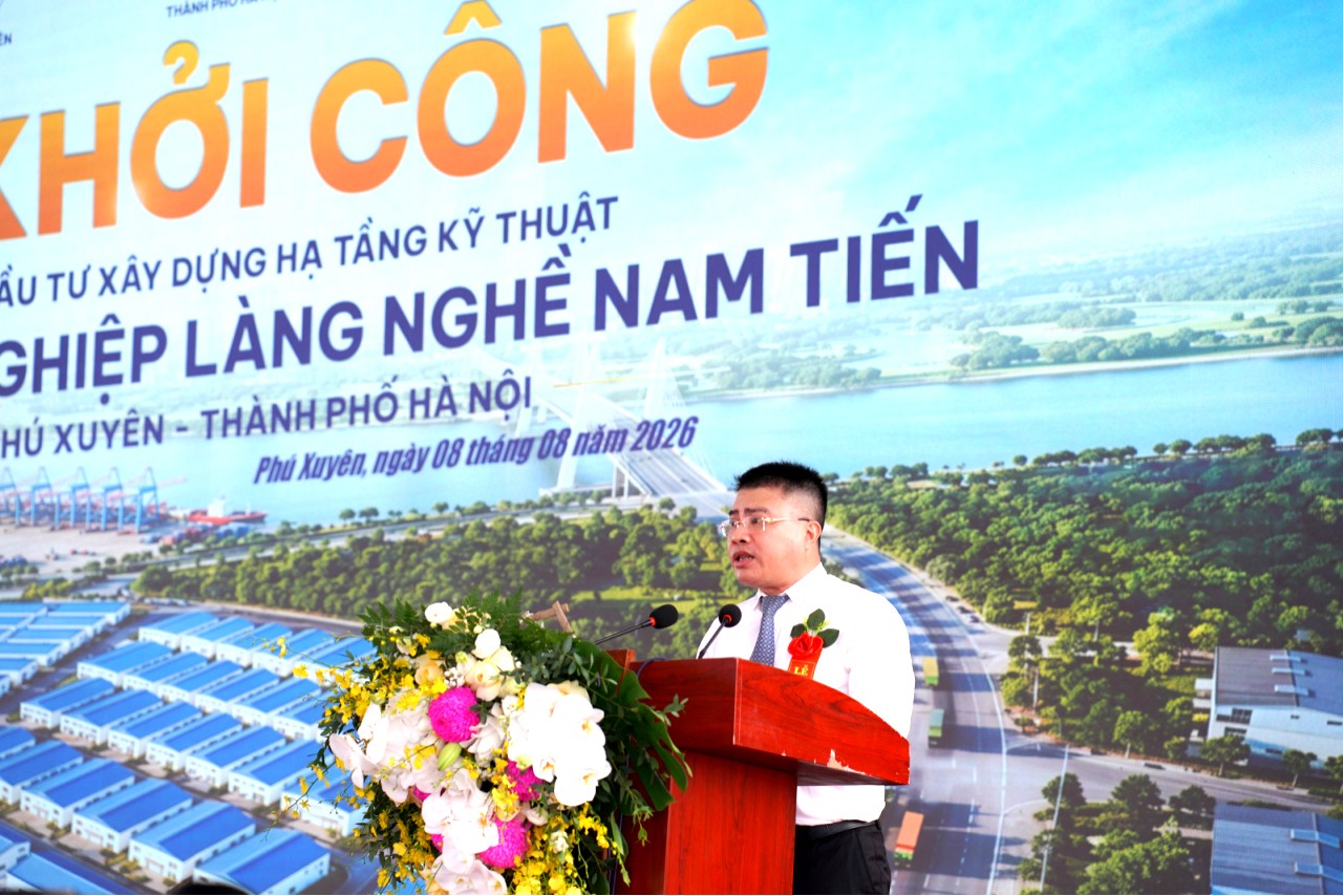 Ông Nguyễn Thành Chung, Phó Chủ tịch UBND xã Phú Xuyên phát biểu Ông Nguyễn Thành Chung, Phó Chủ tịch UBND xã Phú Xuyên phát biểu