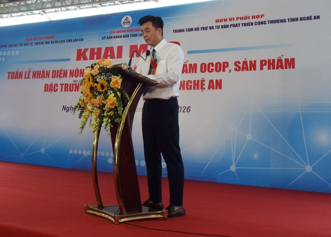 Đại diện Trung tâm Xúc tiến đầu tư, Thương mại và Du lịch tỉnh Lào Cai phát biểu khai mạc