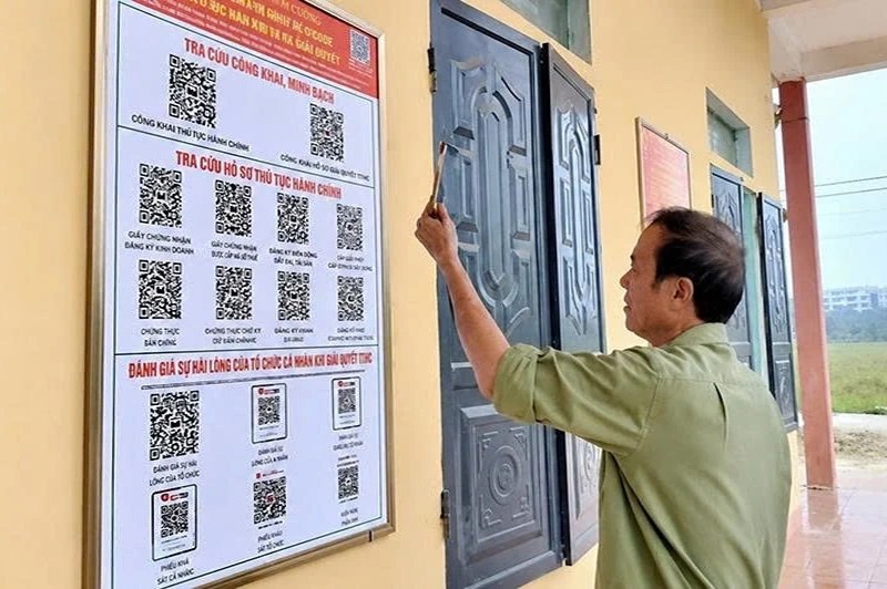 Người dân thôn 1, xã Thiệu Trung tra cứu thủ tục hành chính qua mã QR tại nhà văn hóa thôn. Người dân thôn 1, xã Thiệu Trung tra cứu thủ tục hành chính qua mã QR tại nhà văn hóa thôn.