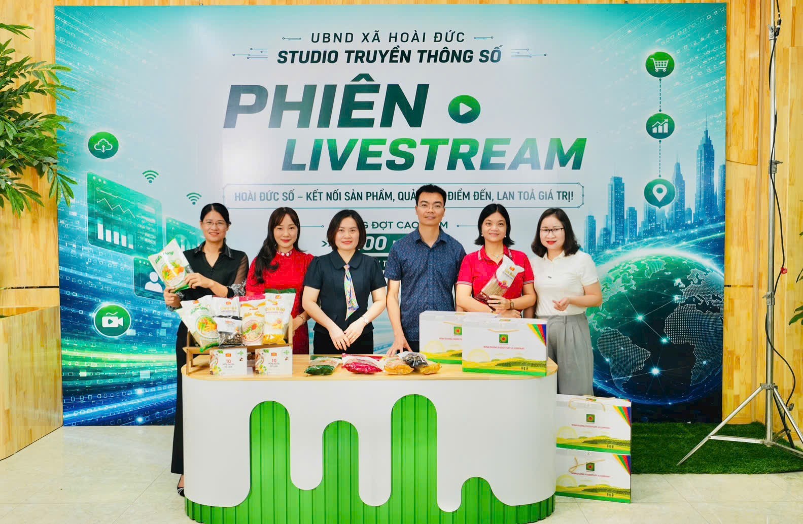 Livestream mở thêm cánh cửa thị trường cho sản phẩm OCOP Hoài Đức