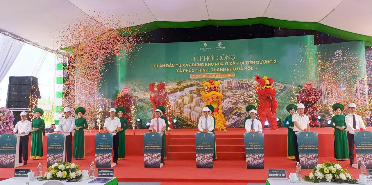 Các đại biểu thực hiện nghi thức ấn nút lễ khởi công