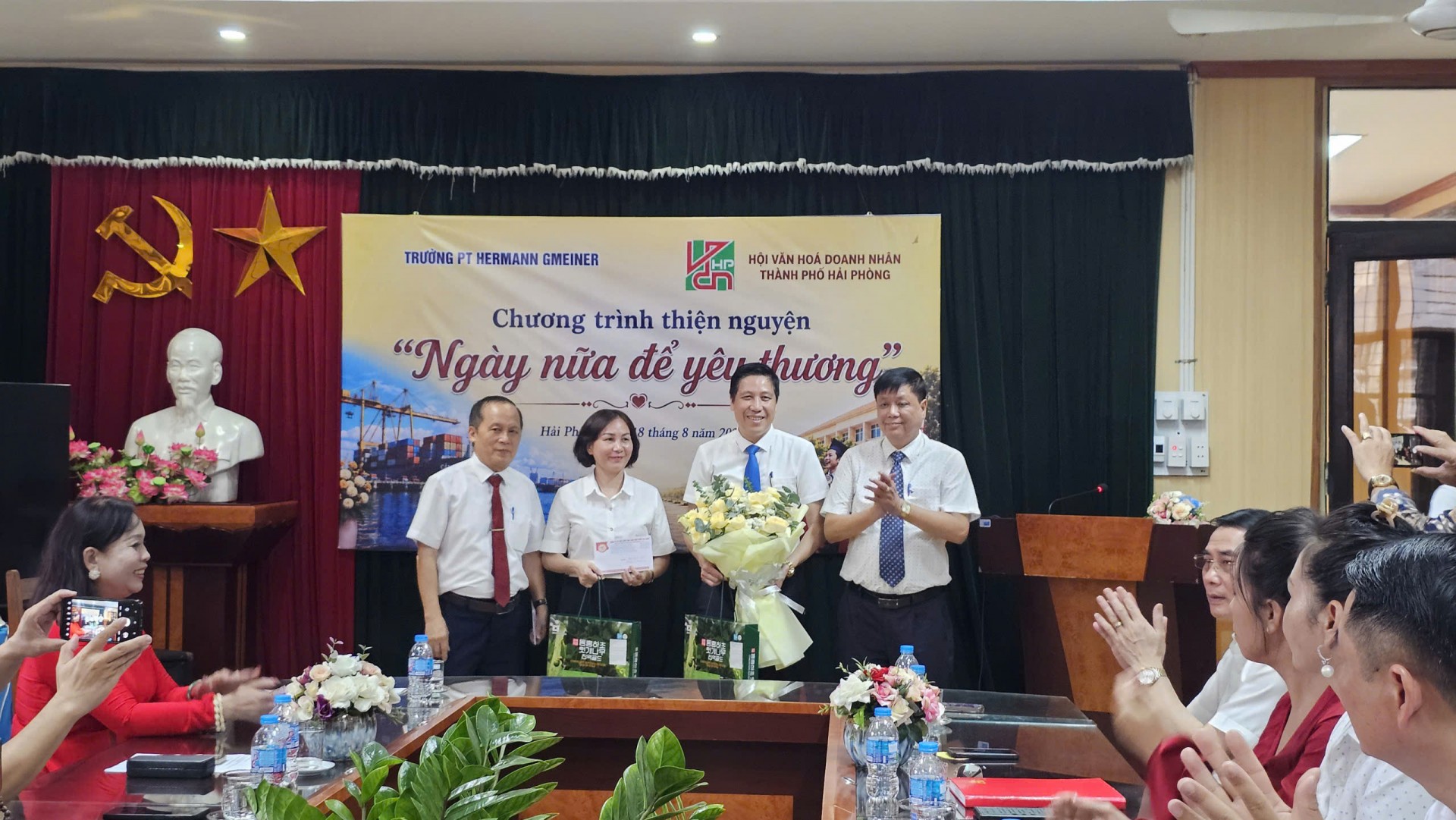 Hội Văn hóa Doanh nhân Hải Phòng trao 28 triệu đồng học bổng, quà tặng trong chương trình 