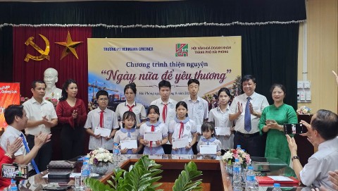 hoi van hoa doanh nhan hai phong trao 28 trieu dong hoc bong qua tang trong chuong trinh ngay nua de yeu thuong