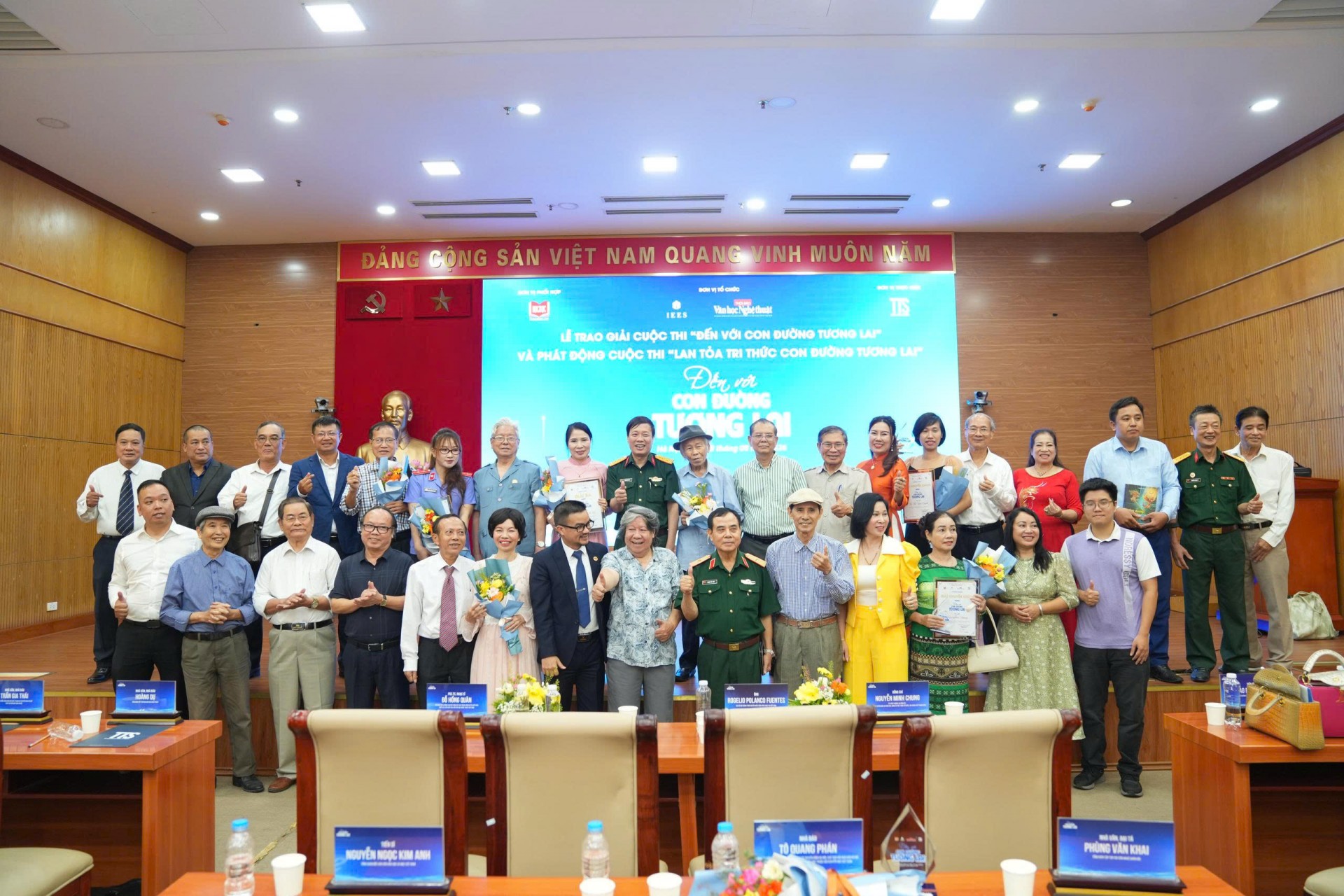 Trao giải Cuộc thi viết “Đến với Con đường tương lai”