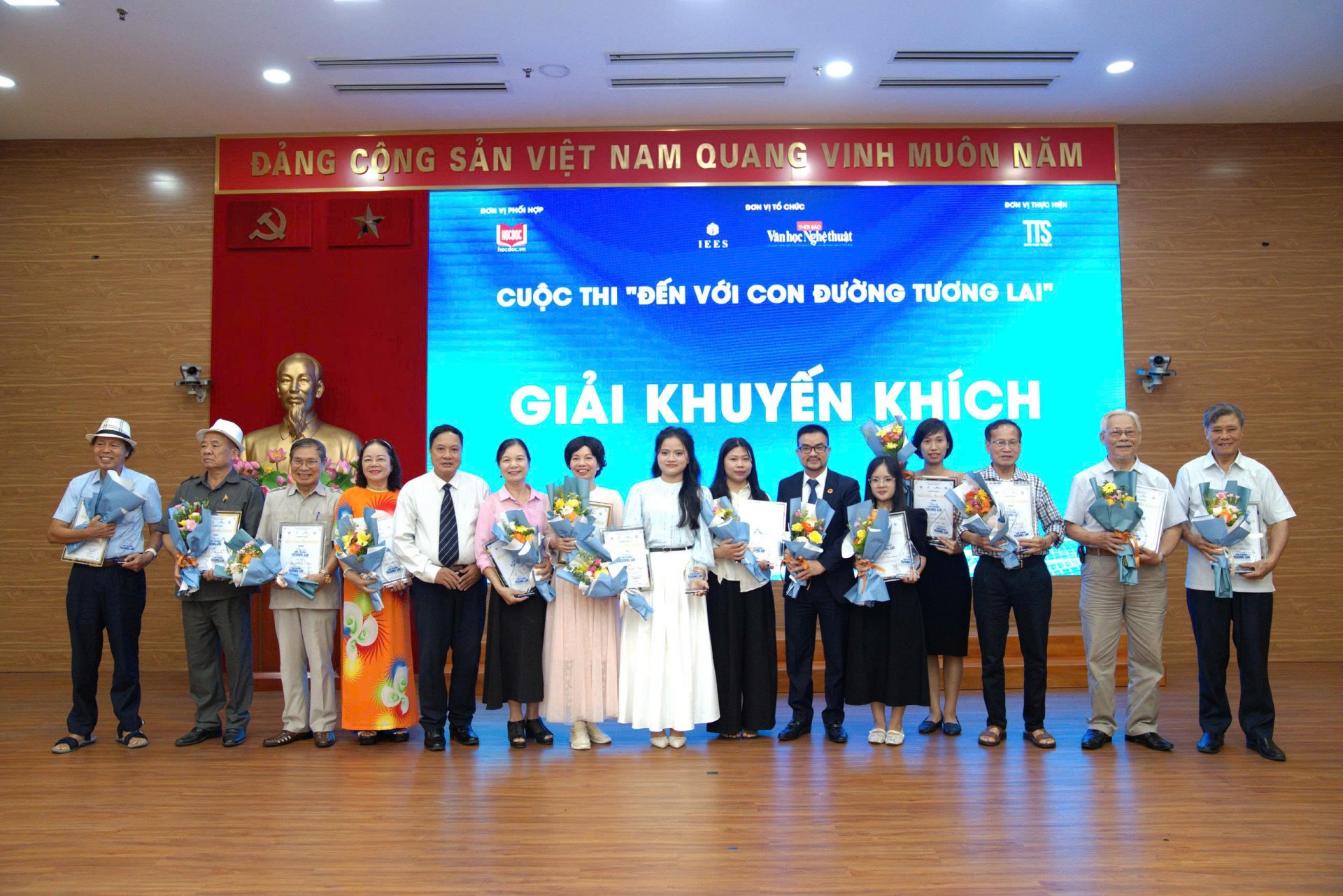 Trao giải Cuộc thi viết “Đến với Con đường tương lai”