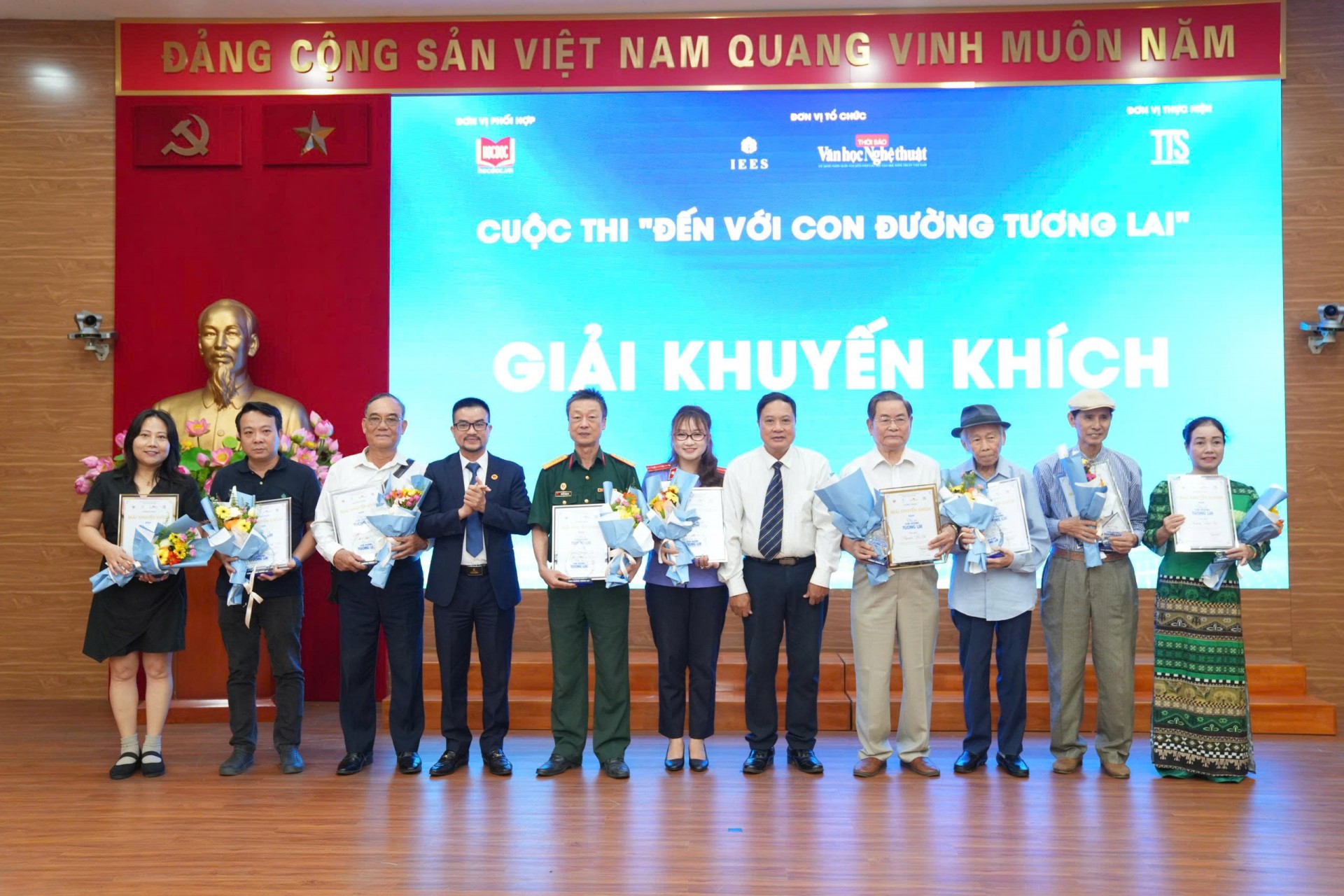 Trao giải Cuộc thi viết “Đến với Con đường tương lai”