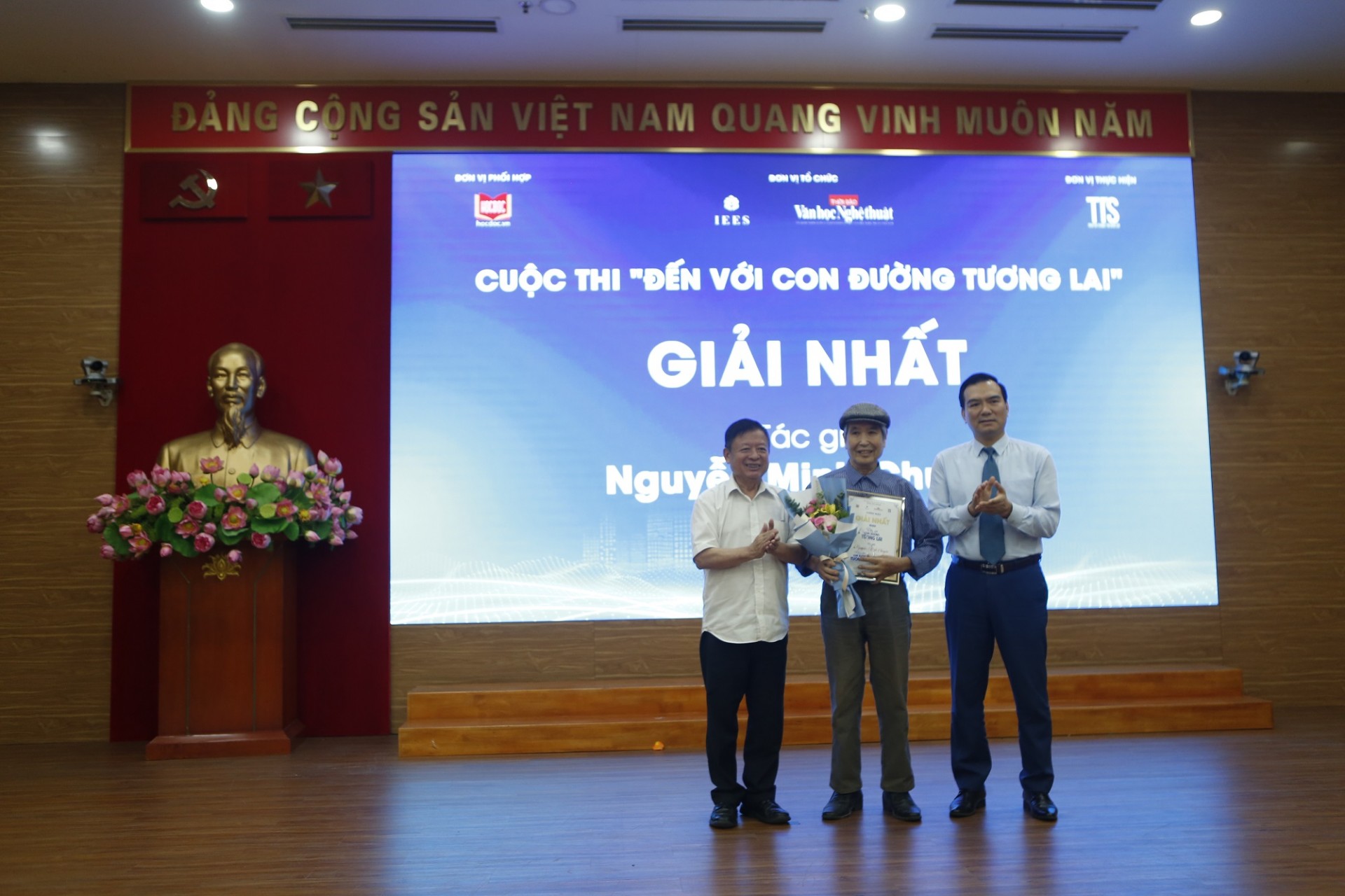 Trao giải Cuộc thi viết “Đến với Con đường tương lai”