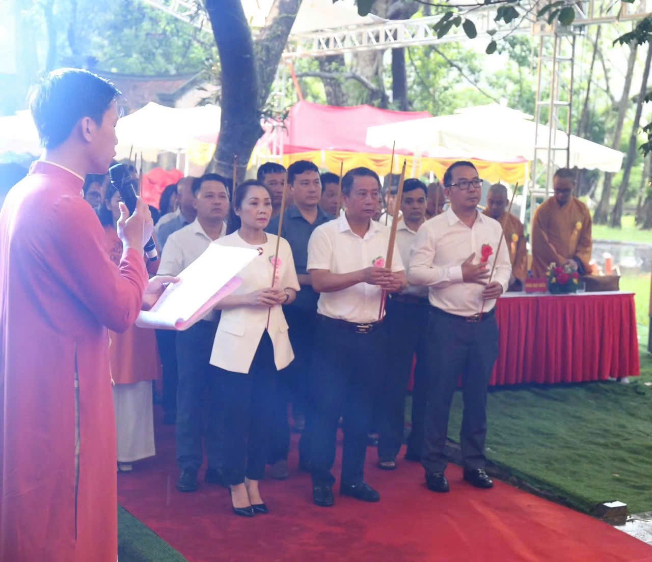 Các đại biểu dâng hương, tưởng nhớ và tri ân công đức tổ tiên, đấng sinh thành trong khuôn khổ Lễ Vu Lan Báo Hiếu năm 2026. Các đại biểu dâng hương, tưởng nhớ và tri ân công đức tổ tiên, đấng sinh thành trong khuôn khổ Lễ Vu Lan Báo Hiếu năm 2026.