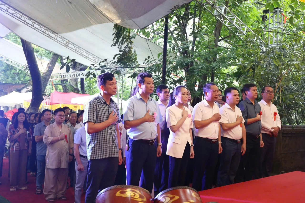 Các đại biểu thực hiện nghi thức bông hồng cài áo tại Lễ Vu Lan Báo Hiếu năm 2026 ở Khu di tích Quốc gia đặc biệt Đền Sóc. Các đại biểu thực hiện nghi thức bông hồng cài áo tại Lễ Vu Lan Báo Hiếu năm 2026 ở Khu di tích Quốc gia đặc biệt Đền Sóc.