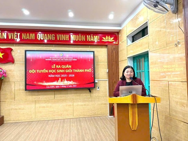 ( Cô Đỗ Thị Thúy Vinh Hiệu trưởng Trường THPT Bạch Đằng phát biểu lễ ra quân đội tuyển học sinh giỏi TP Hải Phòng năm học 2025 – 2026) ( Cô Đỗ Thị Thúy Vinh Hiệu trưởng Trường THPT Bạch Đằng phát biểu lễ ra quân đội tuyển học sinh giỏi TP Hải Phòng năm học 2025 – 2026)