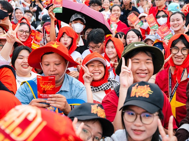 Chương trình nghệ thuật chính luận “Tổ quốc trong tim” là sự kiện thu hút rất nhiều các bạn trẻ Chương trình nghệ thuật chính luận “Tổ quốc trong tim” là sự kiện thu hút rất nhiều các bạn trẻ