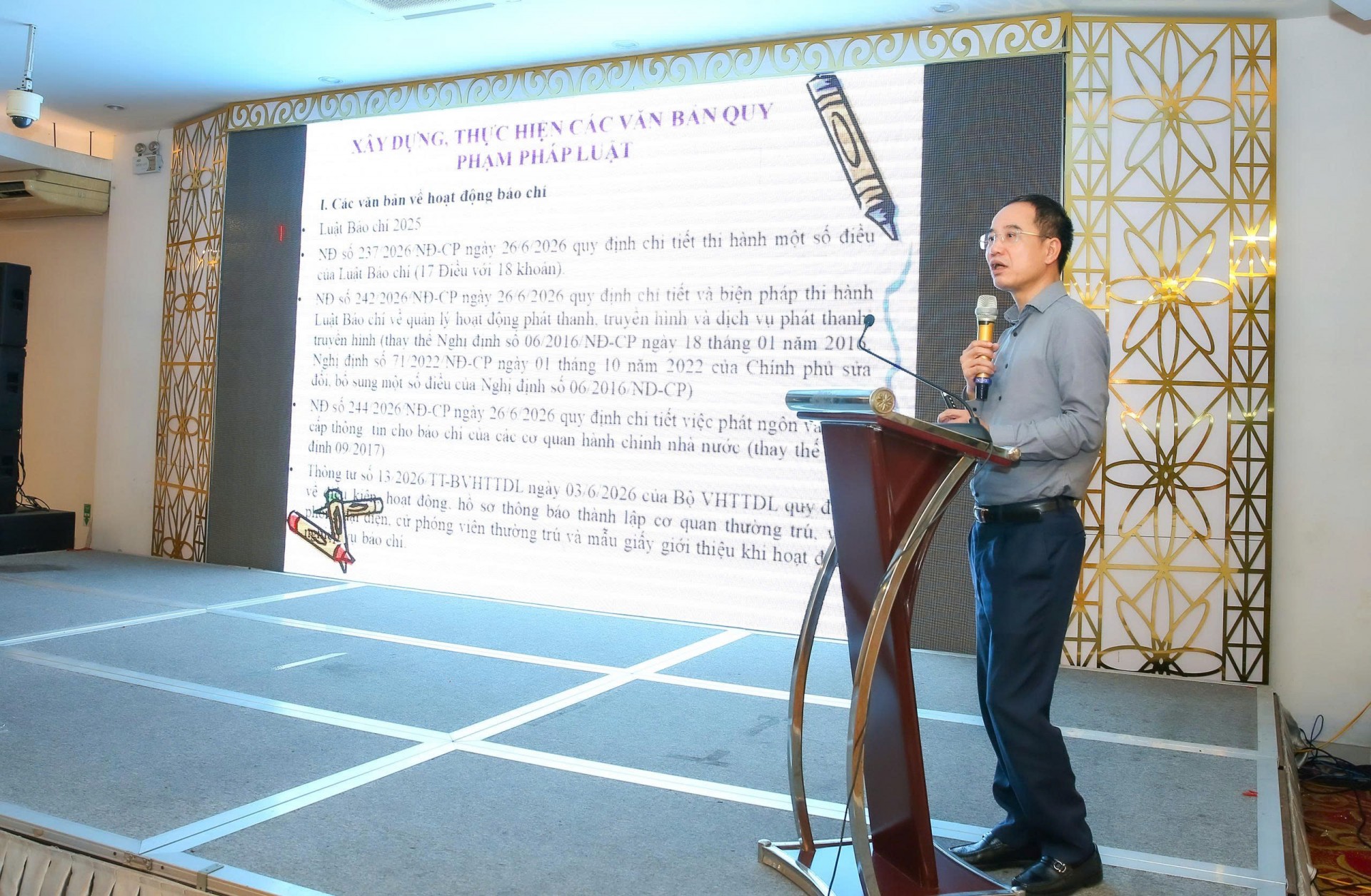 Đồng chí Nguyễn Văn Hiếu, Phó Cục trưởng Cục Báo chí (Bộ Văn hóa, Thể thao và Du lịch), trình bày về những điểm mới của Luật Báo chí sửa đổi, bổ sung