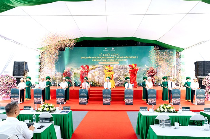 Các đại biểu thực hiện nghi lễ ấn nút khởi công Dự án đầu tư xây dựng khu Nhà ở xã hội Tiên Dương 2, xã Phúc Thịnh, Thành phố Hà Nội 
