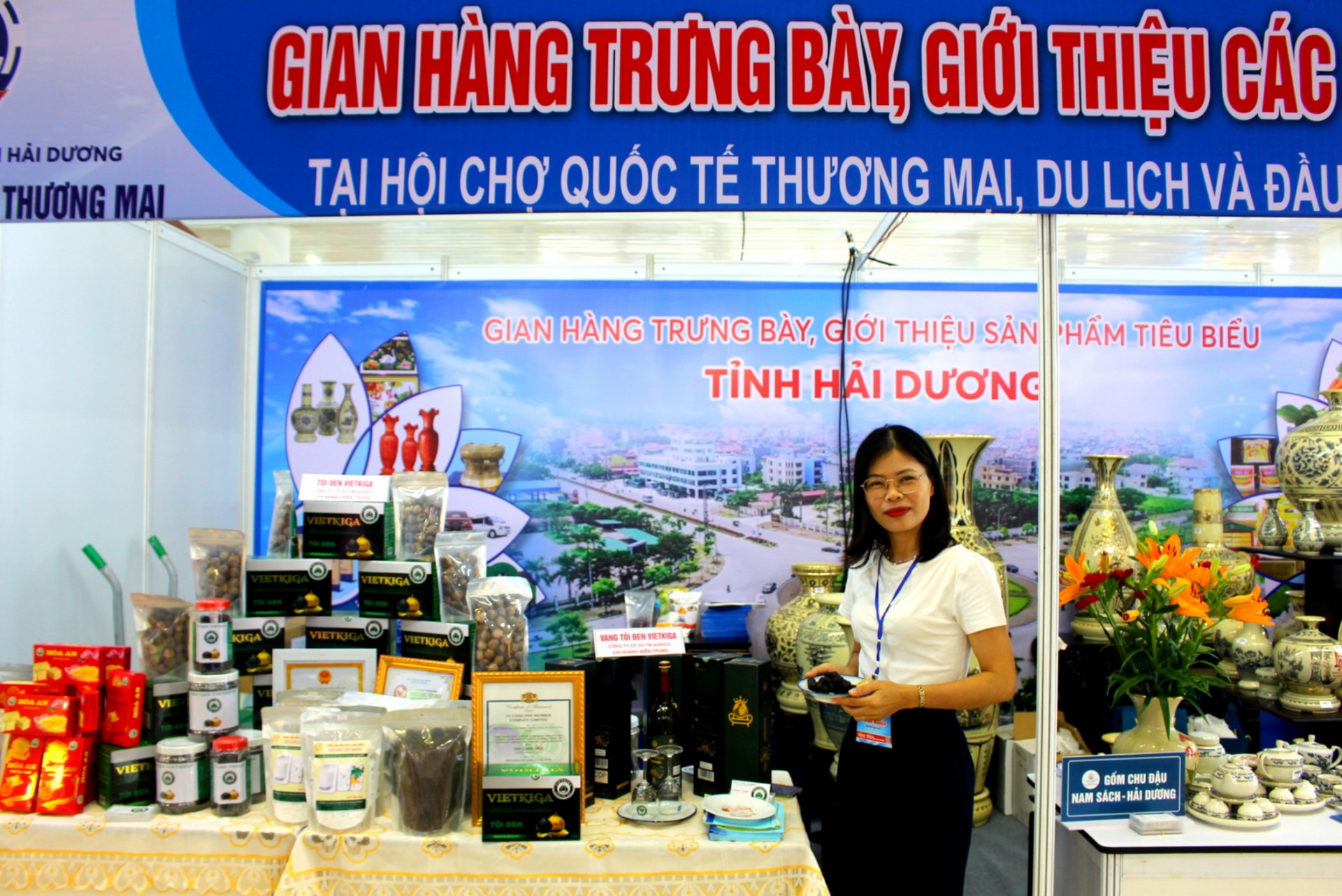 Gian hàng trưng bày, giới thiệu các sản phẩm tiêu biểu của tỉnh Hải Dương Gian hàng trưng bày, giới thiệu các sản phẩm tiêu biểu của tỉnh Hải Dương