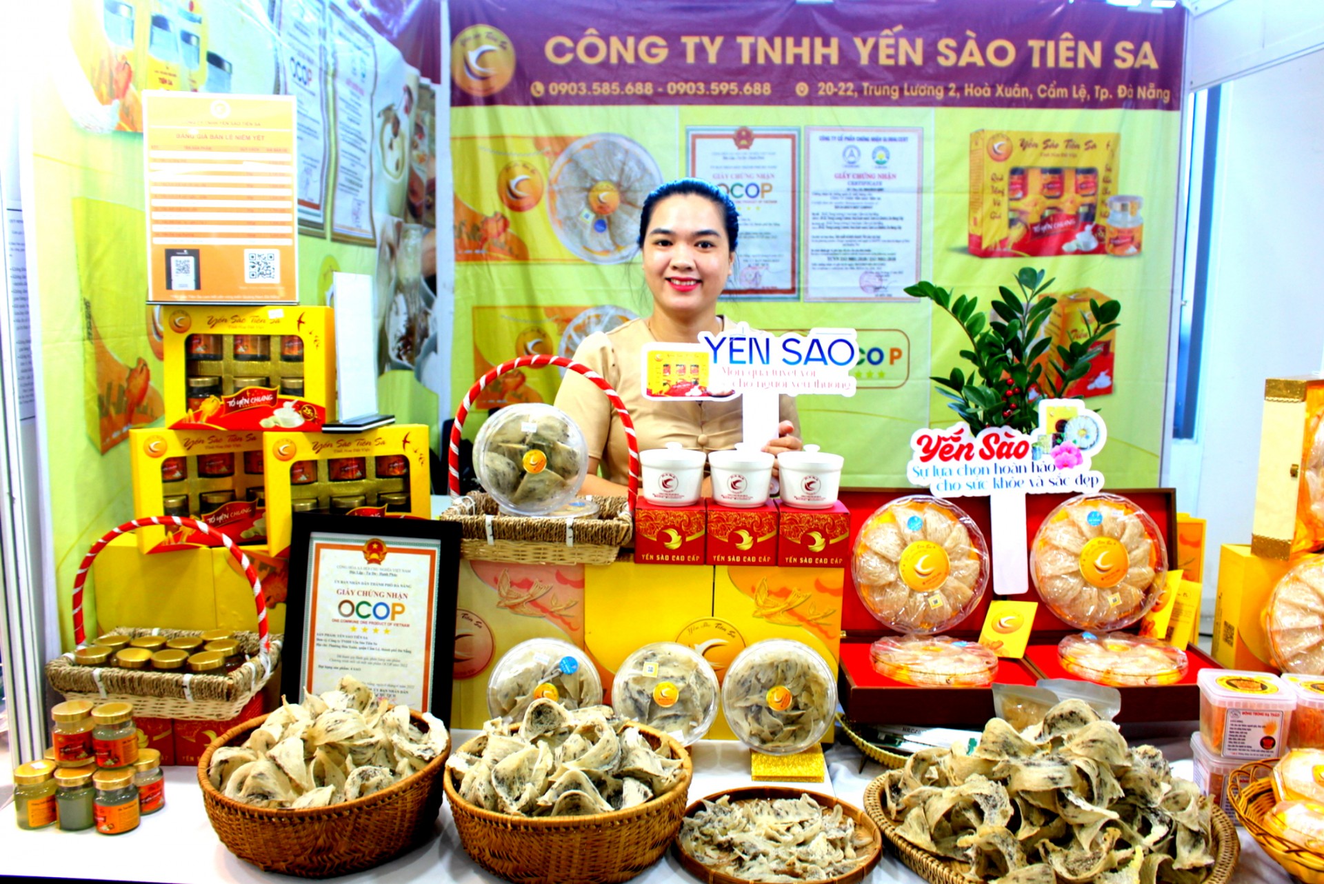 Gian hàng trưng bày, giới thiệu các sản phẩm yến sào của Công ty TNHH yến sào Tiên Sa (Đà Nẵng). Gian hàng trưng bày, giới thiệu các sản phẩm yến sào của Công ty TNHH yến sào Tiên Sa (Đà Nẵng).