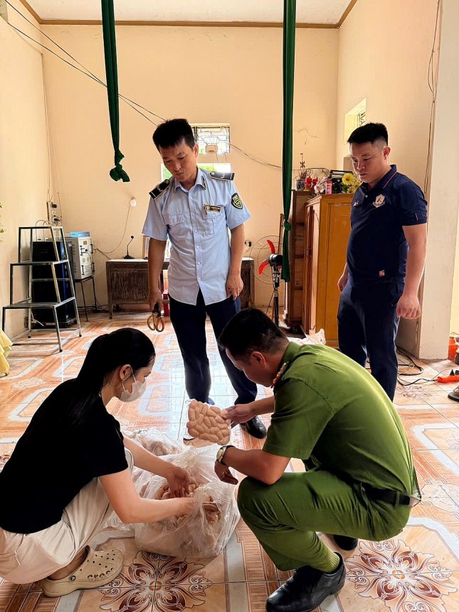 Lực lượng Quản lý thị trường Thanh Hóa tuyên truyền và kiểm tra các cơ sở sản xuất và kinh doanh thực phẩm