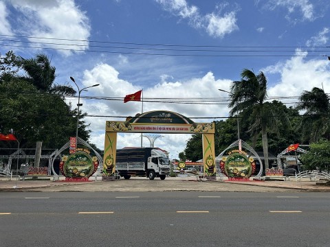 krong nang dua sau rieng va nong san dac trung den gan voi du khach