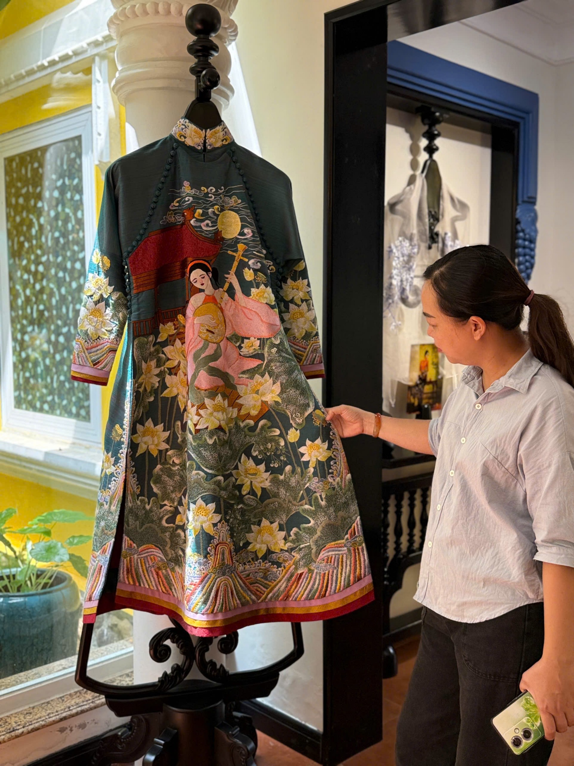 Giữ hồn di sản qua từng đường kim mũi chỉ.