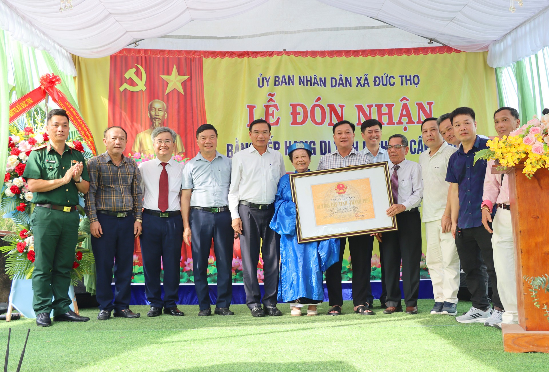 Lãnh đạo Sở VH&DL cùng lãnh đạo xã trao Bằng xếp hạng DTLSVH cấp tỉnh nhà thờ Phạm Huy 