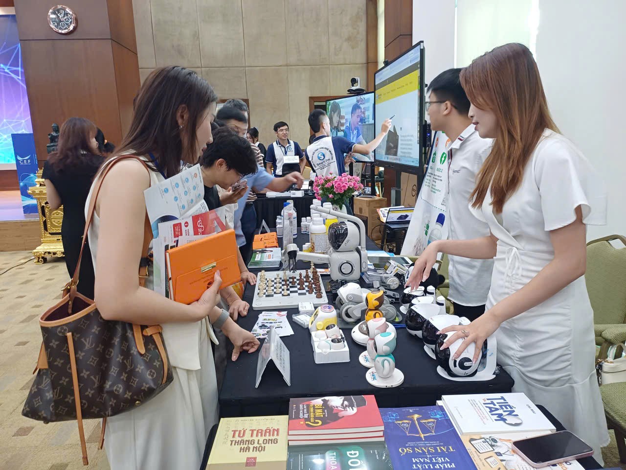 Khách mời tham quan các gian hàng